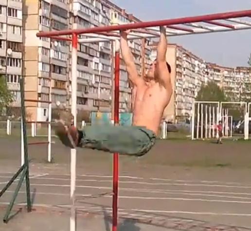 Качаем пресс на турнике